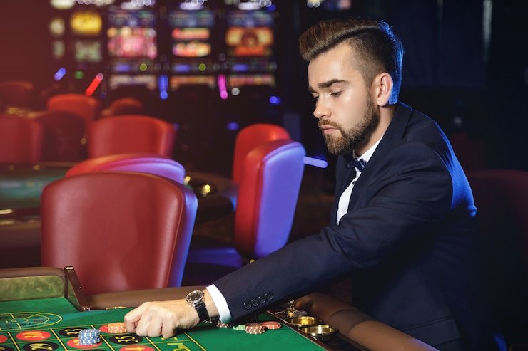Para pemain menikmati hiburan casino dalam suasana elegan dan nyaman